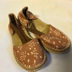 Andrea Size 1 Brown Floral Espadrille Sandals Closed Toe